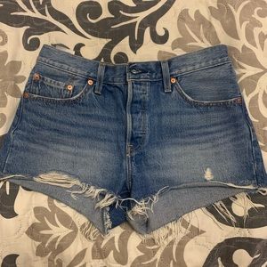 Ladies Levi’s 501 shorts size 28